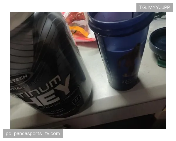 皮斯托瑞斯家的冰箱里，放着没拆封的蛋白粉和半瓶香槟