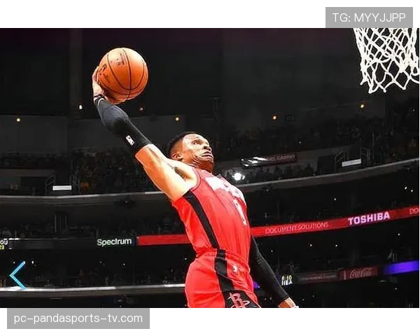 扎伊恩利用多次强突篮下拉开得分差距提振鹈鹕进攻效率